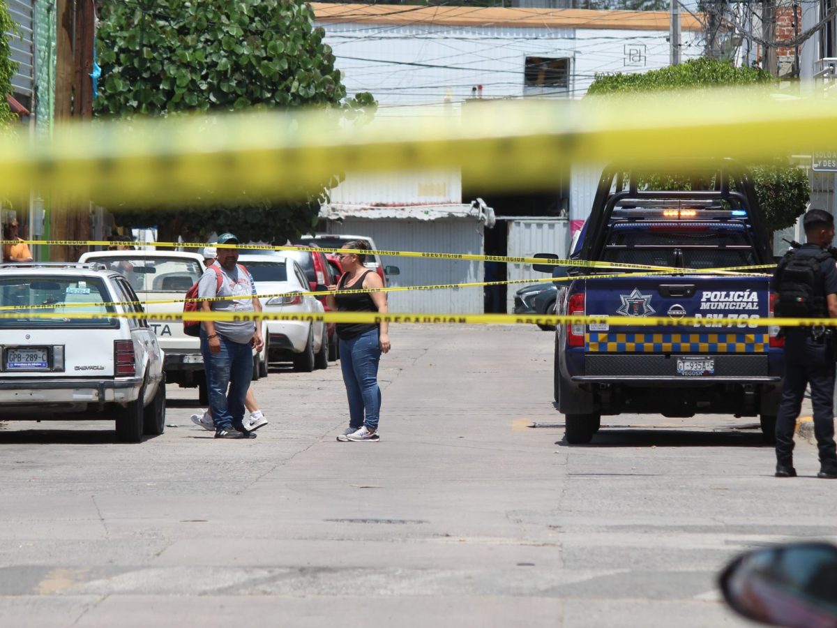 Sicarios asesinan a Alexander en Silao; intenta refugiarse en su casa y muere en la calle