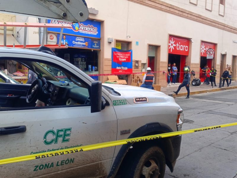 Cierran calle 5 de mayo en el centro de León tras reporte de humo en registro de la CFE