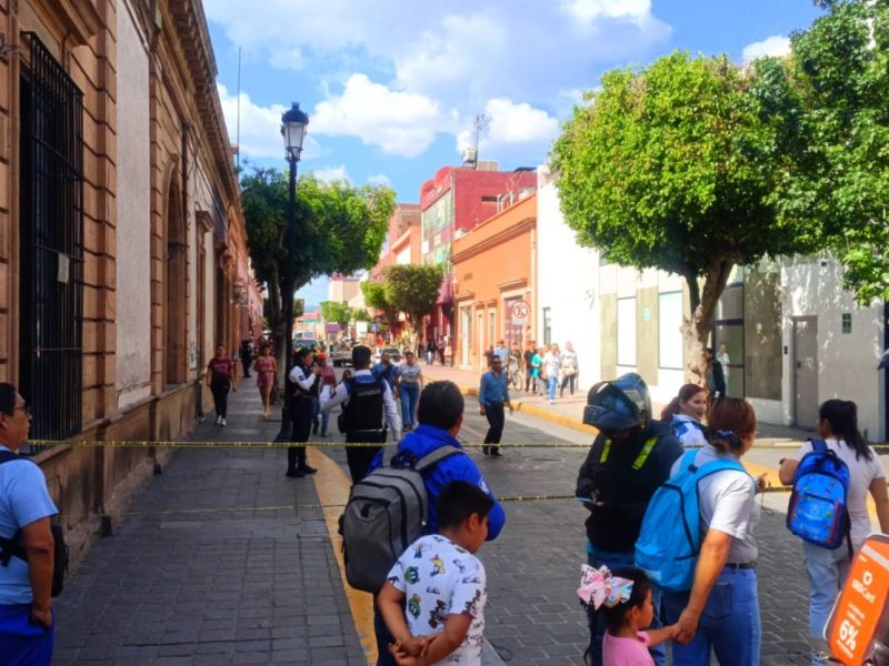 Cierran calle 5 de mayo en el centro de León tras reporte de humo en registro de la CFE