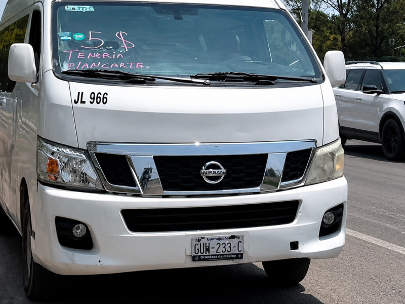 Bloquean mototaxistas nuevas VAN de transporte público en comunidades de Celaya