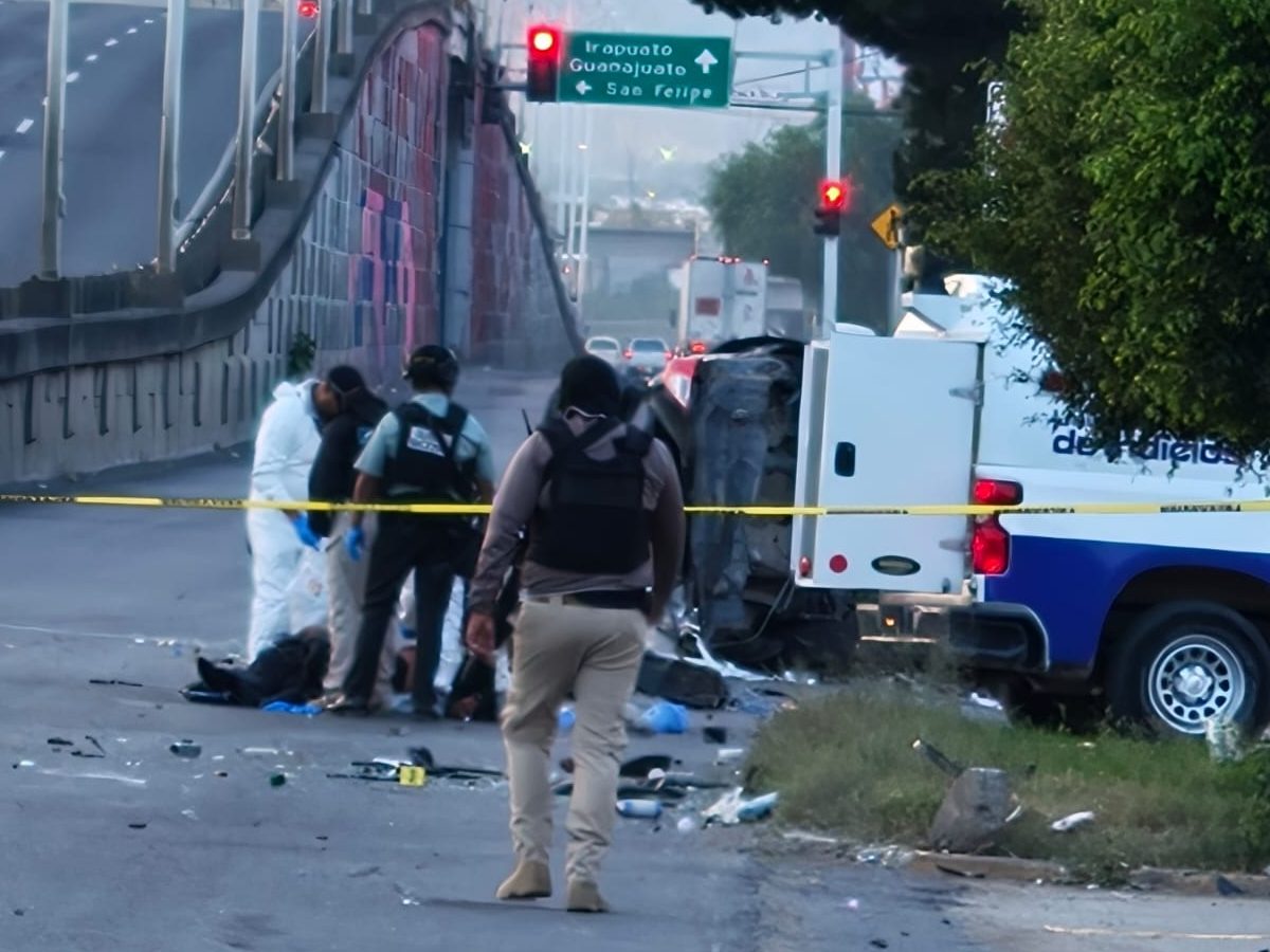 Camión impacta auto en la León-Silao y vuelca: Muere “El Chilango”
