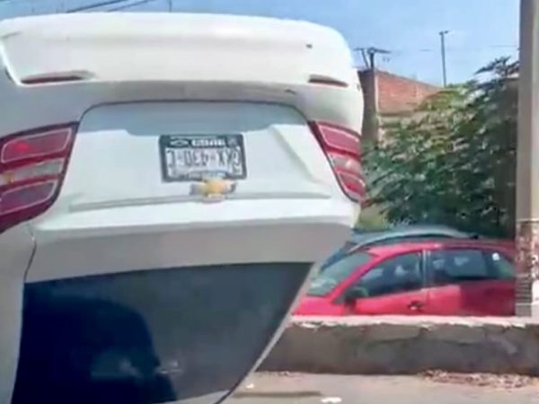 Se salva de milagro: Vuelca auto en Irapuato y queda a metros de caer al canal de Coria