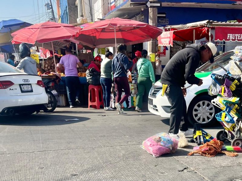 Frenan retiro de puesto y atacan a inspectores en mercado Tomasa Esteves en Salamanca