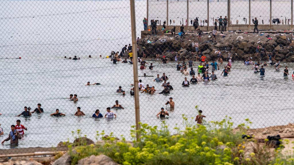Encarcelan a taxistas de Marruecos por trasladar a migrantes hacia Ceuta.