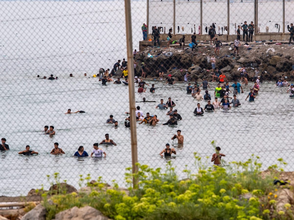 Condenan a prisión a 7 taxistas en Marruecos por llevar migrantes a frontera con Ceuta