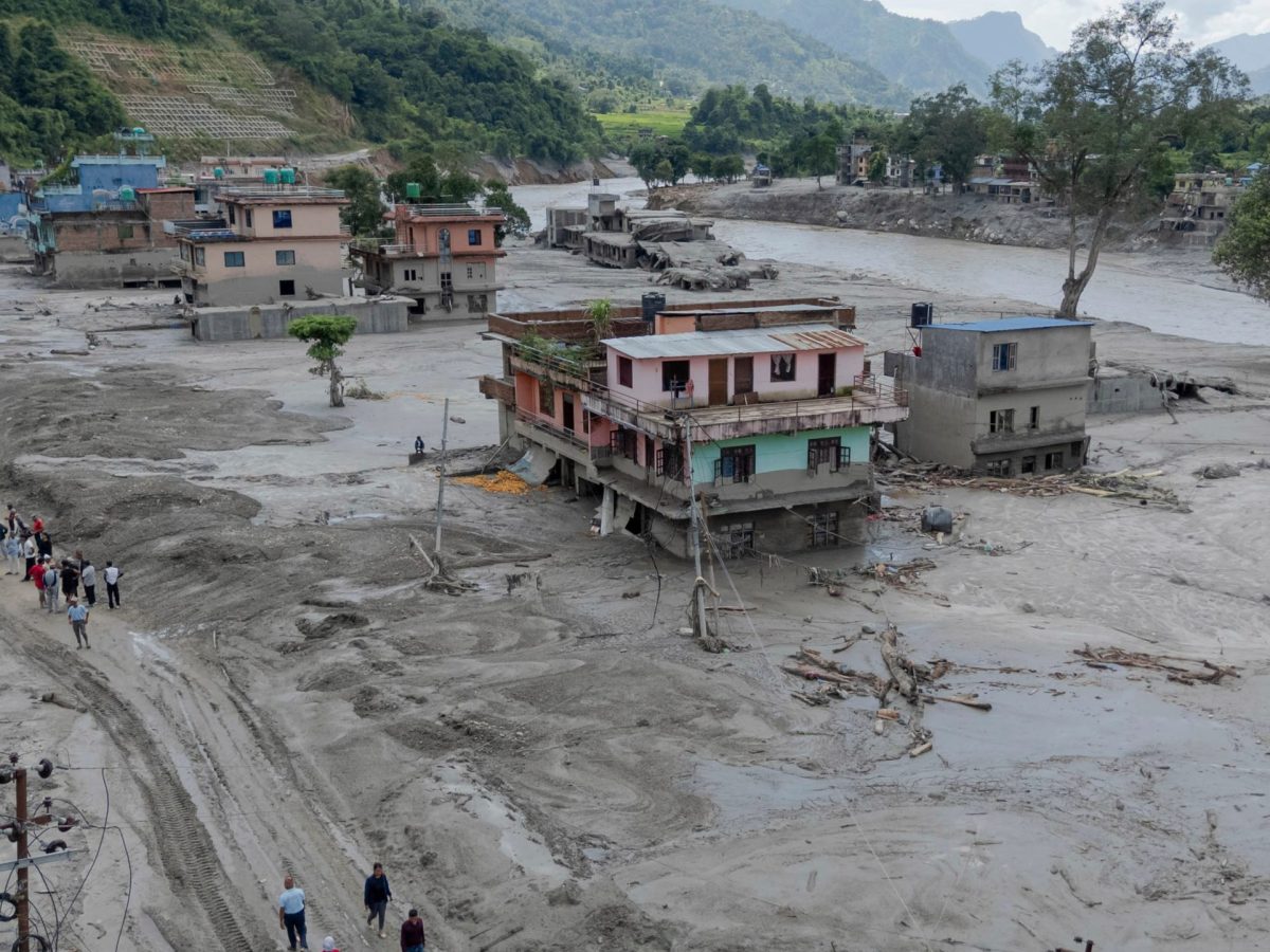Sube a casi 600 cifra de muertos por desastre en Nepal y China