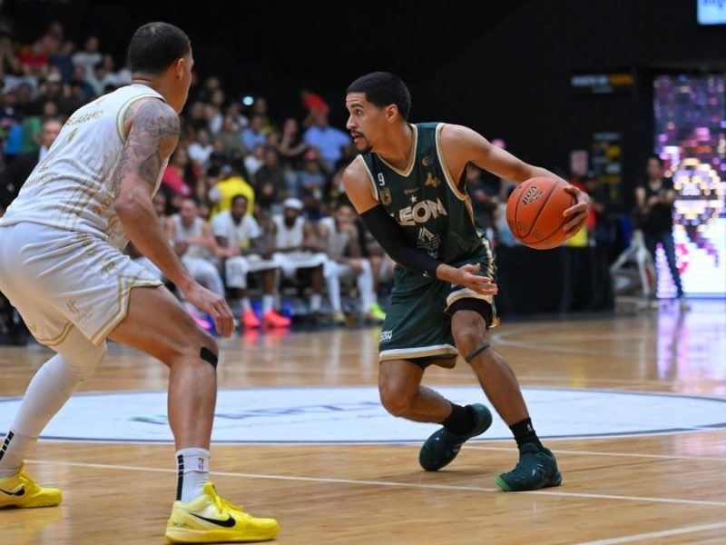Abejas de León divide la serie ante Fuerza Regia al vencer 76-75 en un partido cardiaco
