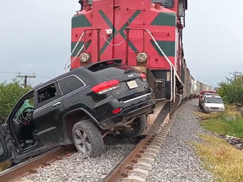 Intentan ganarle al tren con camioneta y resultan dos hombres graves en Pénjamo