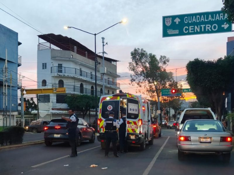 Queda grave adolescente tras derrapar con su moto en el Centro de León