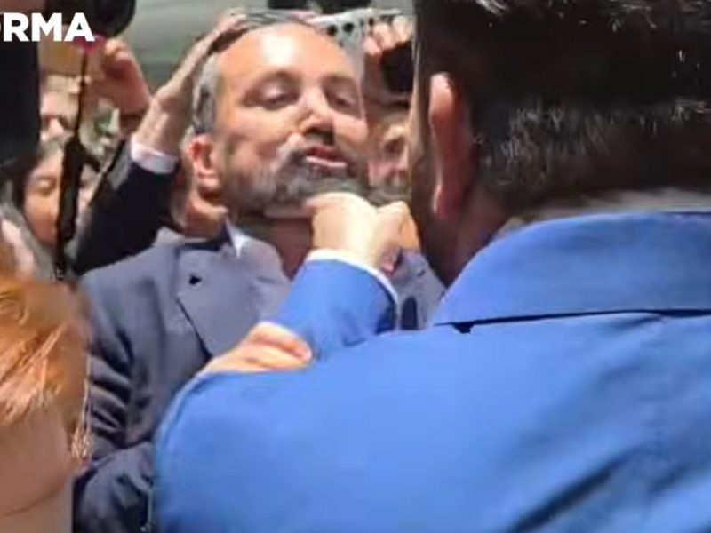 Encara priista a morenista: con empujones y acusaciones discuten en patio del Senado