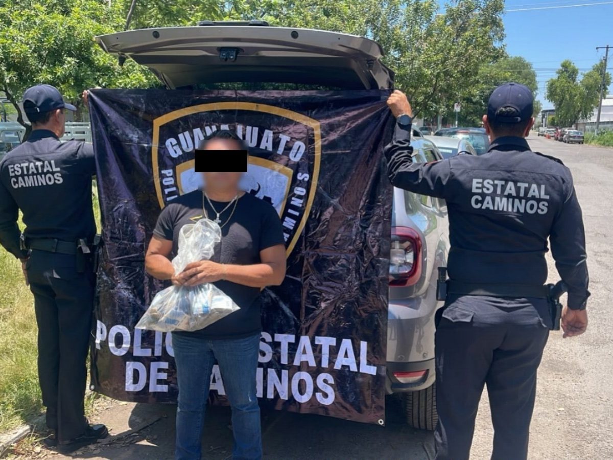 Le decomisan casi un millón de pesos en bolsa de Starbucks en León; lo detienen en Cerro Gordo