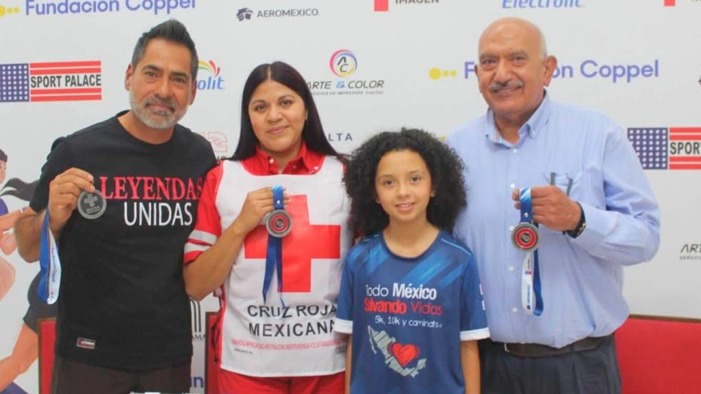 Autoridades, organizadores y representantes de Leyendas Unidas en la presentación de la carrera de Cruz Roja.