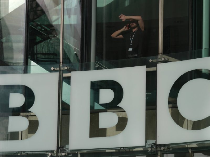 Pide BBC ayuda a tribunal de EU para citar a familiares de Trump