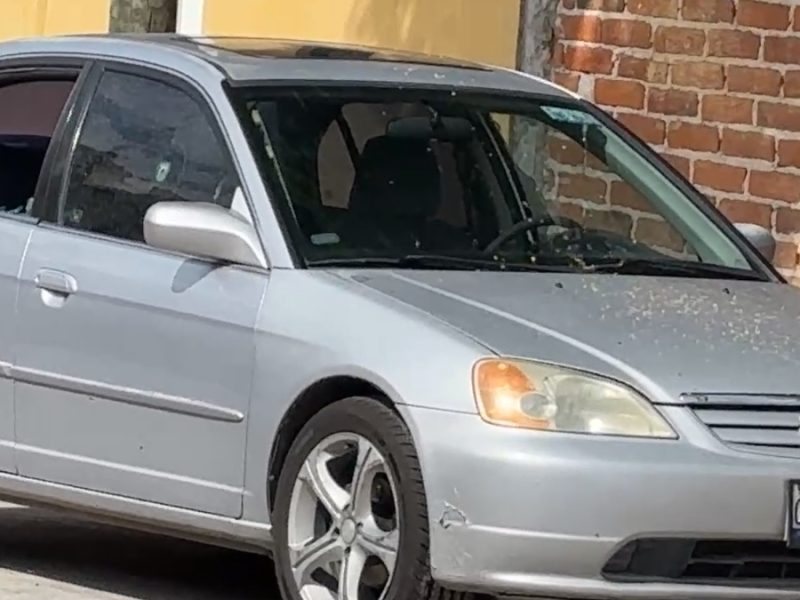 Atacan a balazos en Acámbaro a vehículo estacionado en Loma Bonita