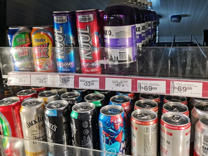 Bebidas dulces con alto alcohol: El peligro silencioso que daña el cerebro de los jóvenes