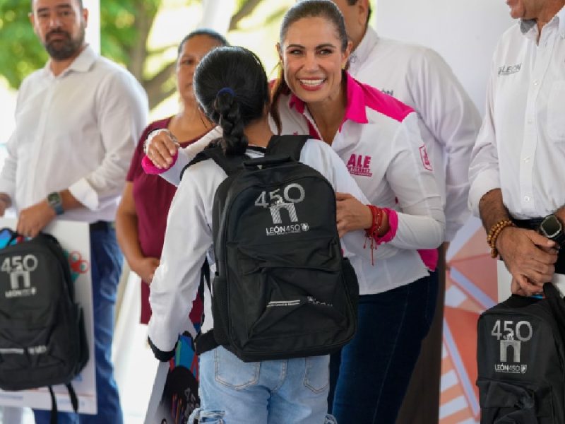 Anuncian beca de 10 mil pesos a estudiantes de excelencia en León