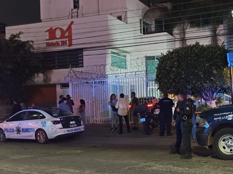 Atacan con bomba molotov la Notaría 104 en Jardines del Moral, en León