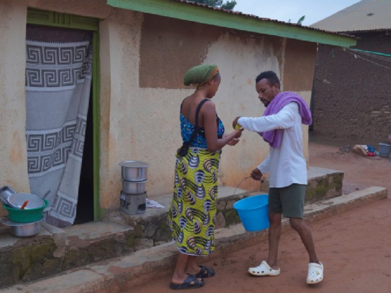 Arriesga la vida contra el ébola en Congo pero trabaja sin recibir sueldo