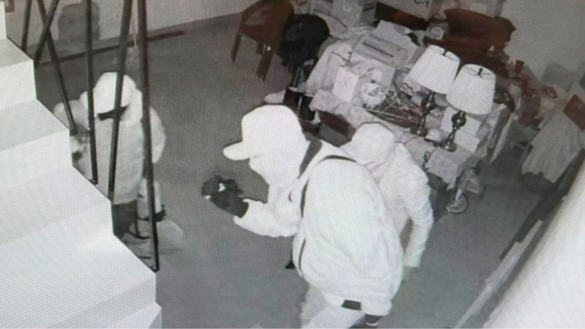 Cámaras de vigilancia grabaron a los asaltantes dentro de la casa.