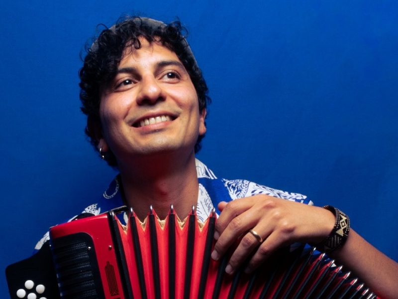 Camilo León convierte su historia migrante en música con “La Guachafita”