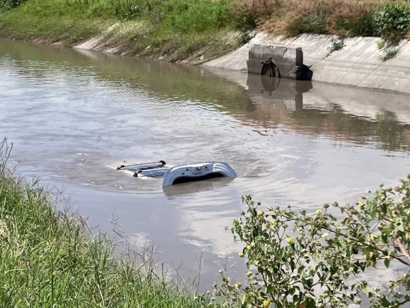 Escapan por el quemacocos: Familia se salva de ahogarse tras caer en canal de Coria