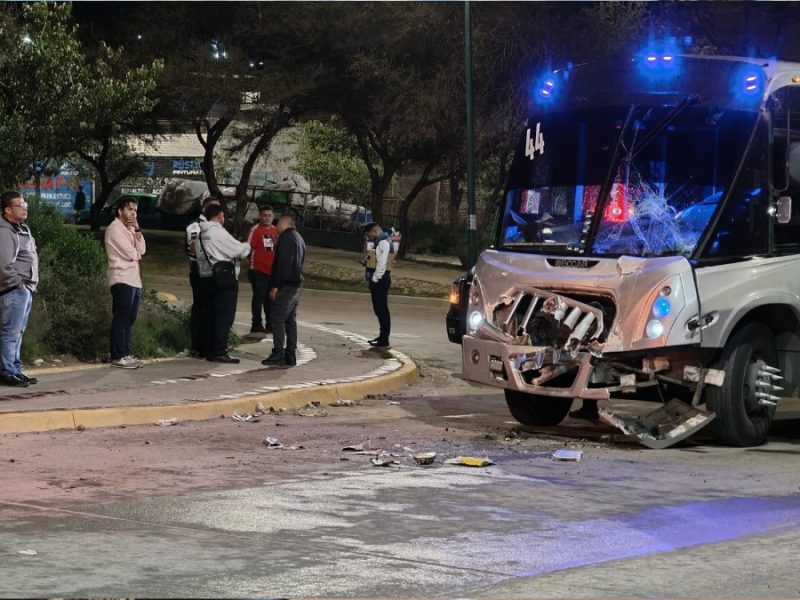 Chocan camión urbano y de personal; hospitalizan a mujer embarazada