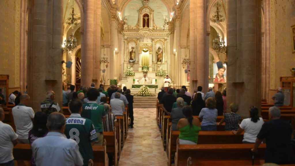 Misa por el 82 aniversario del Club León reúne a la afición y exjugadores en el Barrio Arriba