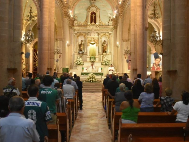 Misa por el 82 aniversario del Club León reúne a la afición y exjugadores en el Barrio Arriba
