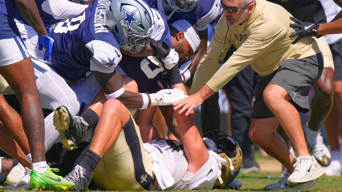 Cowboys y Saints pelearon en un entrenamiento conjunto. AP.