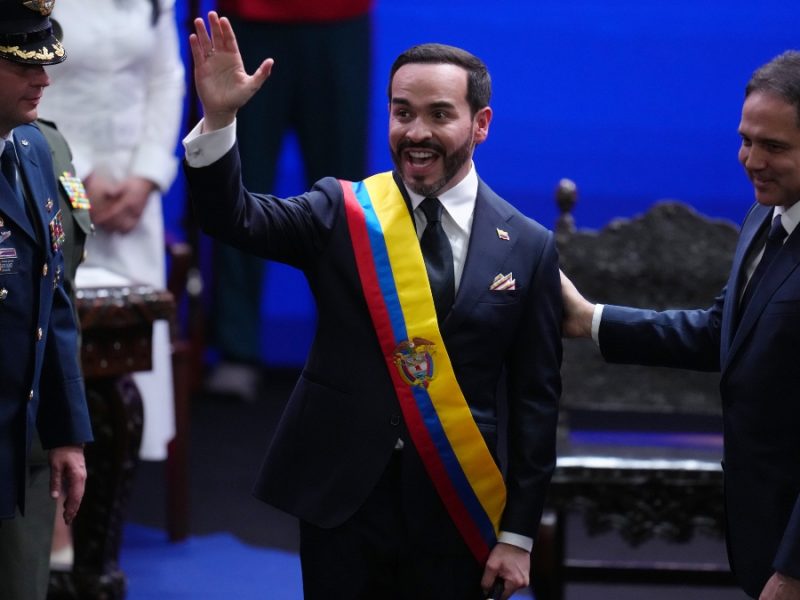 De la Espriella, millonario y pro-Trump jura como presidente de Colombia