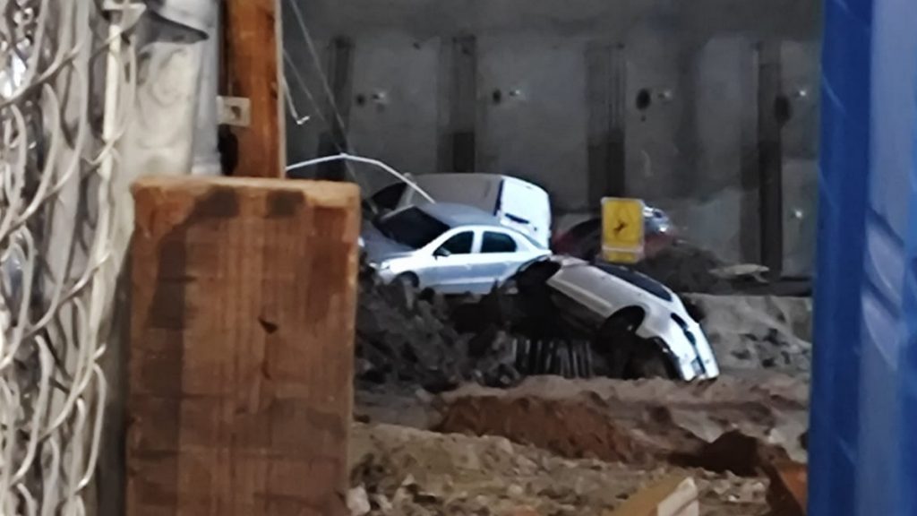 Provoca estragos lluvia en Irapuato: derrumbe en agencia de autos y cierre de calles