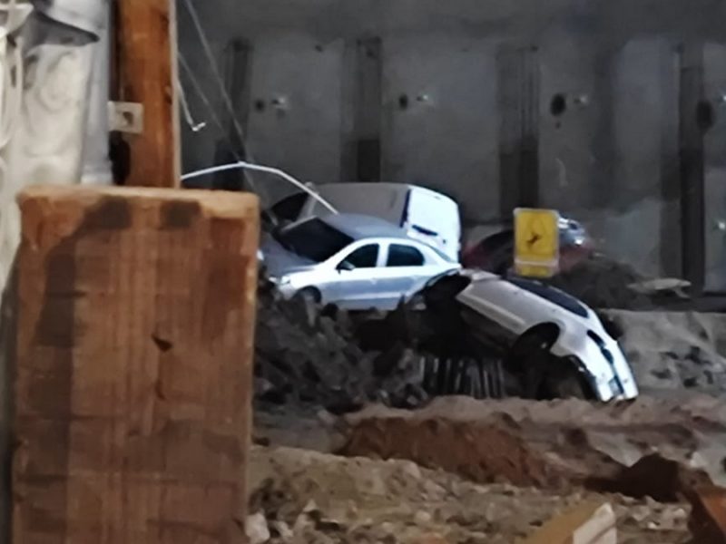Provoca estragos lluvia en Irapuato: derrumbe en agencia de autos y cierre de calles
