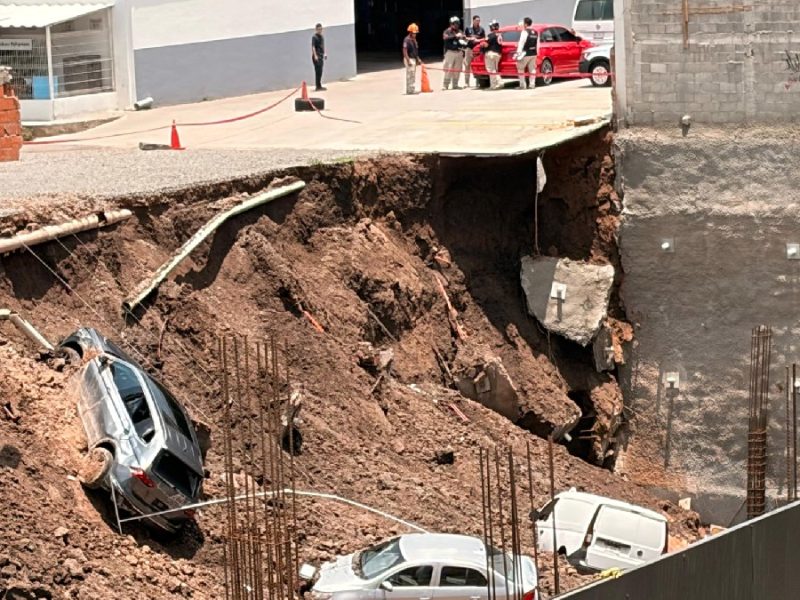 Caen seis autos de agencia a un pozo de 20 metros tras deslave en Irapuato