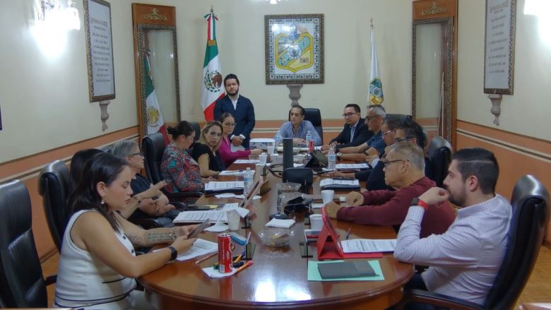 Durante la sesión de Ayuntamiento se intercambiaron posturas sobre la contratación de asesoría para actualización normativa.