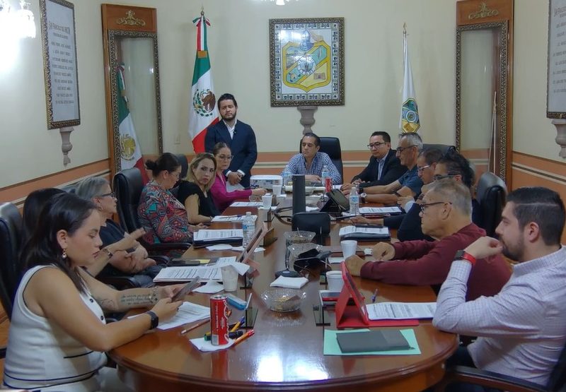 Durante la sesión de Ayuntamiento se intercambiaron posturas sobre la contratación de asesoría para actualización normativa.