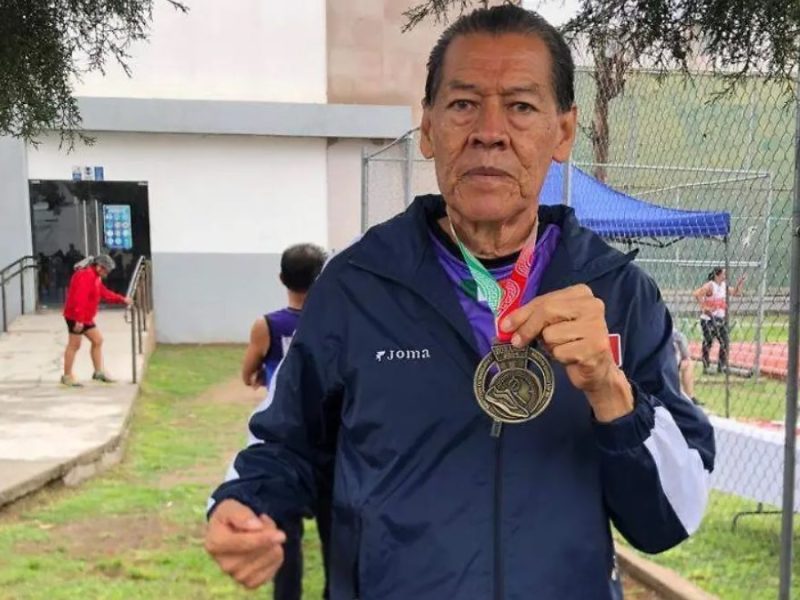 Efraín Alvízar está en la élite del atletismo máster, y competirá en Corea del Sur