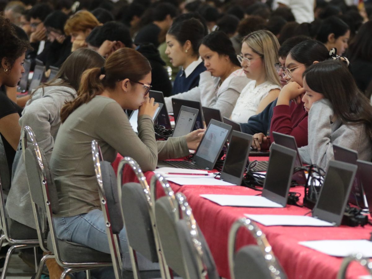 Entre el estrés y la esperanza: Viajan desde varios estados a León por examen de la UNAM