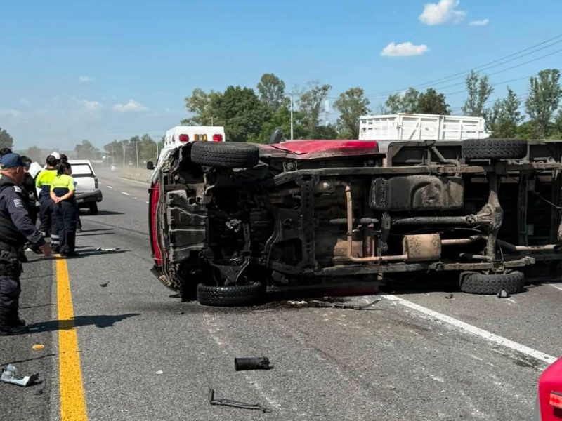 ¿Qué paso en la Irapuato-Abasolo? Volcadura de camioneta desata caos vial y filas de 1 km