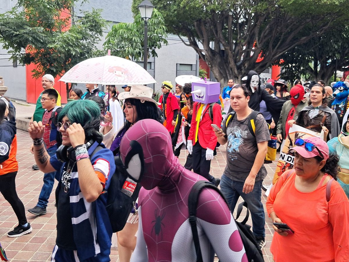 Marcha Cosplay en León reúne a decenas para apoyar causas sociales y perritos