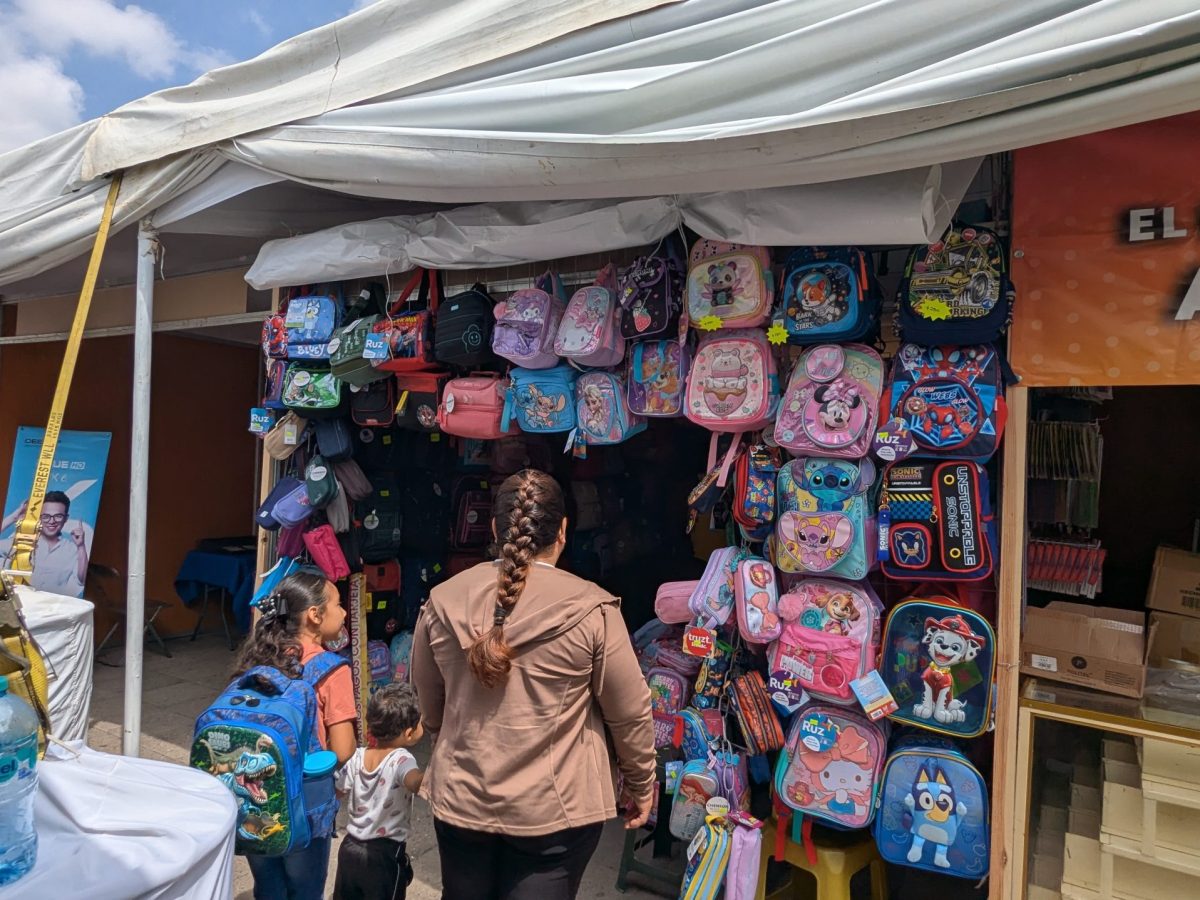 ‘Está igual que afuera’: Quejas por precios en Feria de Regreso a Clases de Profeco
