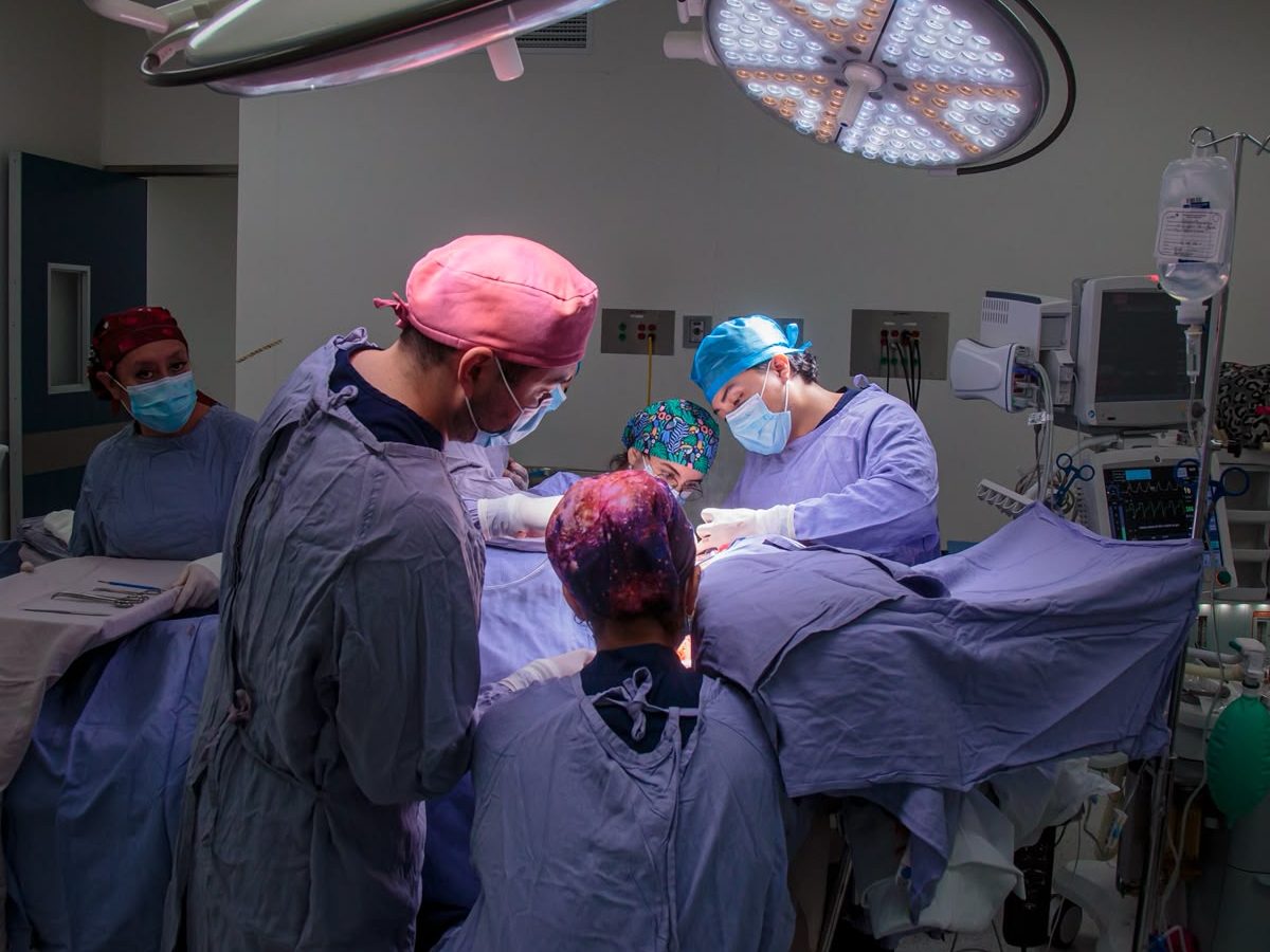 Sobrevivientes de cáncer de mama reciben cirugía reconstructiva en Guanajuato