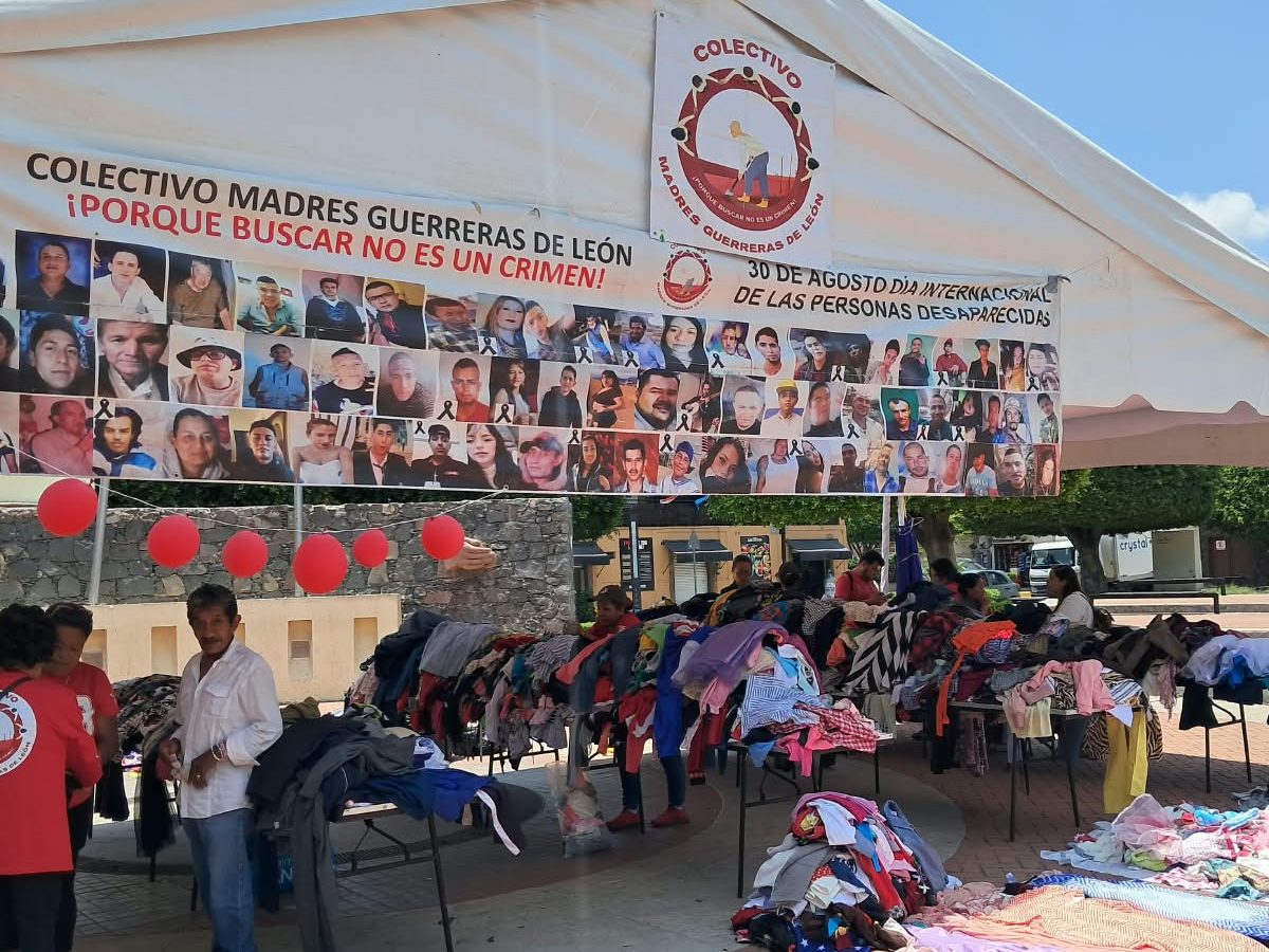 Instalan Madres Guerreras de León bazar en el Arco para financiar marchas y búsquedas