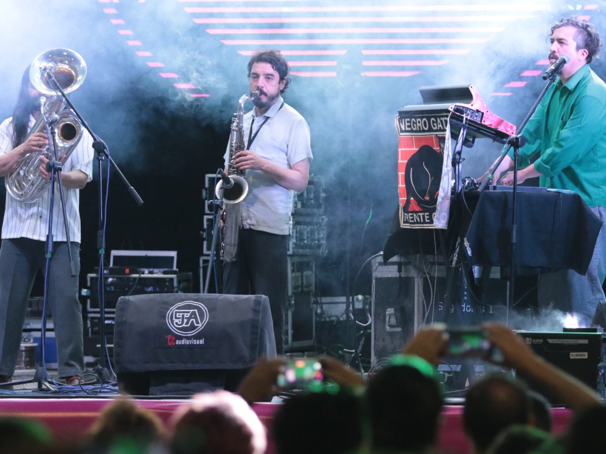 Frente Cumbiero pone a bailar a León en la inauguración del FIACmx 2026