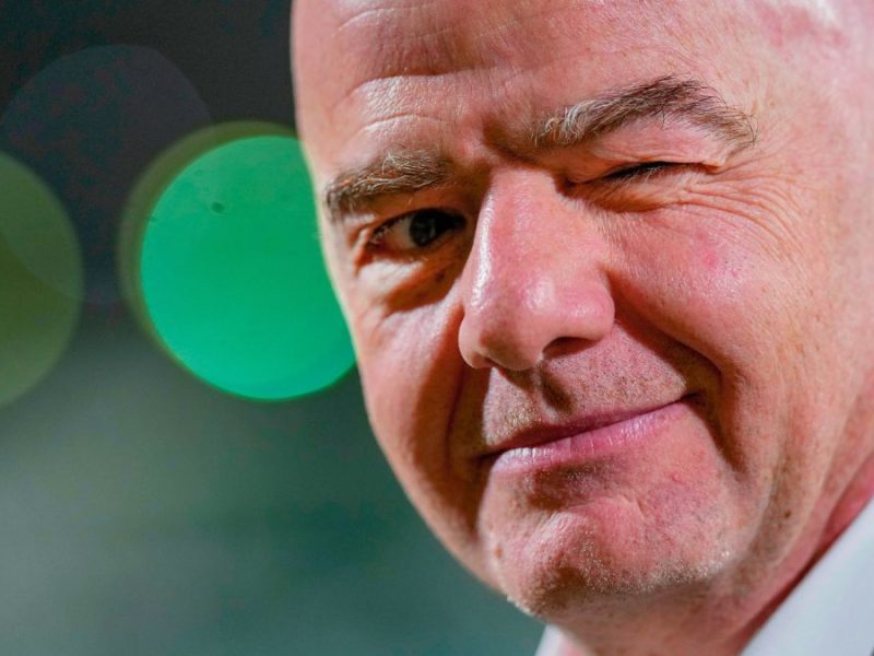 De sentirse el “Rey del Futbol” con Trump a estar al borde del despido: La jugada de Infantino que indigna al planeta