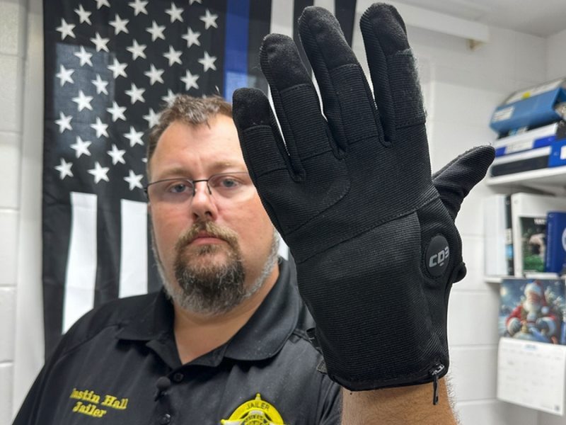 Zar fronterizo de EU defiende guantes eléctricos del ICE para no usar fuerza letal