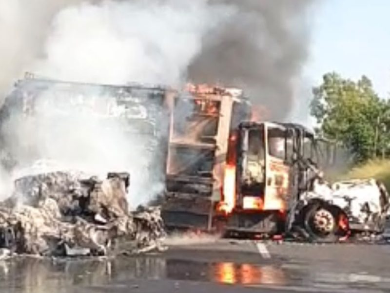 Hombres armados queman camión de basura de Pénjamo durante narcobloqueos en Michoacán