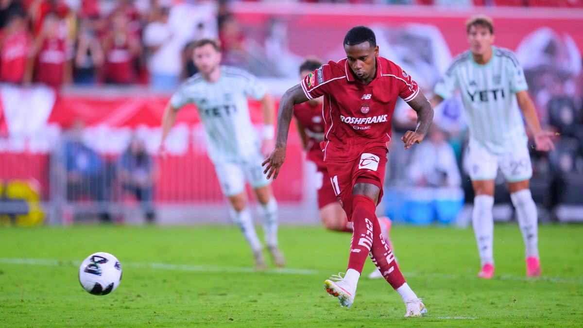 Helinho cobra un penal en la victoria del Toluca sobre Austin en la Leagues Cup. MexSport.