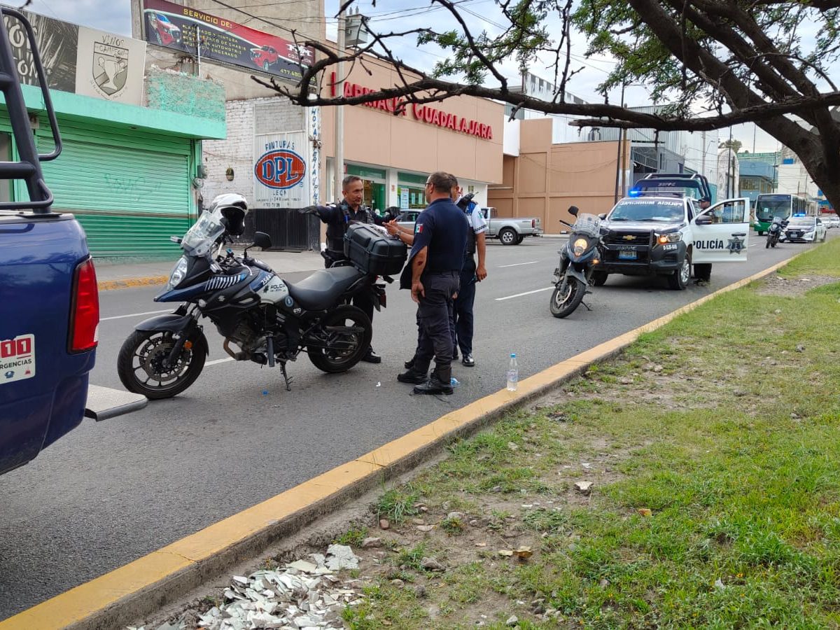 Chocan dos policías de León en sus motos durante patrullaje en Cervantes Saavedra