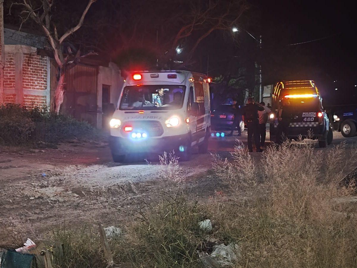 Balean a pareja mientras platicaba en Mesitas del Consuelo; la mujer está grave