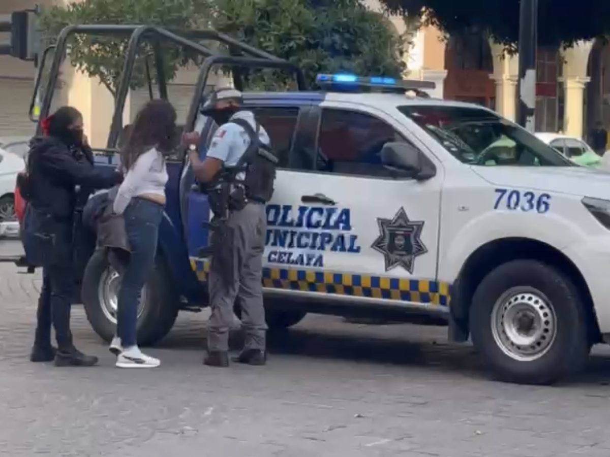 Detienen a mujer por causar escándalo e insultar dentro de la Presidencia de Celaya